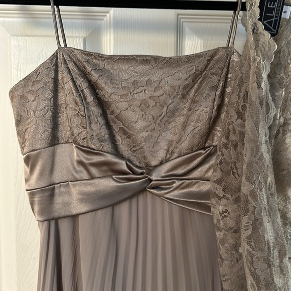 Two piece top bottles, 100% polyester with a satin lining with a lace jacket - Picture 2 of 7